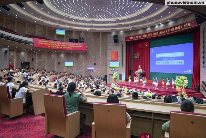 Chương trình gặp mặt, biểu dương là hoạt động điểm nhấn trong khuôn khổ Chương trình “Trại hè yêu thương” năm 2026, được Bộ Công an tổ chức nhân Ngày Quốc tế Thiếu nhi (1/6). Đây là dịp biểu dương 150 thiếu nhi tiêu biểu đến từ nhiều tỉnh, thành phố trên cả nước; qua đó kịp thời động viên, khích lệ các em tiếp tục nỗ lực học tập, rèn luyện, nuôi dưỡng ước mơ và khát vọng cống hiến.