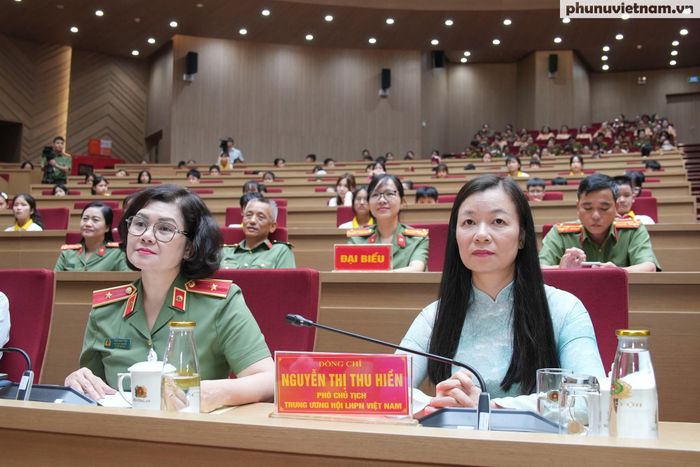Bà Nguyễn Thị Thu Hiền (bên phải), Phó Chủ tịch Hội LHPN Việt Nam và Thiếu tướng Ngô Hoài Thu, Phó Cục trưởng Cục Công tác chính trị, Phó Trưởng ban Vì sự tiến bộ phụ nữ, công tác gia đình và trẻ em Công an nhân dân, tham dự chương trình