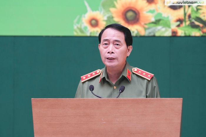 "Các cháu hôm nay chính là tương lai của đất nước. Bác mong các cháu tiếp tục chăm ngoan, học giỏi, nuôi dưỡng ước mơ, lý tưởng đẹp; rèn luyện đạo đức, kỹ năng sống; chủ động học tập ngoại ngữ, khoa học công nghệ, kỹ năng số; nâng cao ý thức tự bảo vệ mình trên môi trường mạng; biết yêu thương, sẻ chia và sống có trách nhiệm với gia đình, xã hội. Dù trong hoàn cảnh nào, các cháu cũng phải luôn giữ niềm tin, nghị lực vươn lên trong cuộc sống. Phía sau các cháu luôn có gia đình, nhà trường, xã hội và đặc biệt là lực lượng CAND đồng hành, sẻ chia và chắp cánh cho các cháu thực hiện ước mơ của mình", Thượng tướng Lê Quốc Hùng gửi gắm.