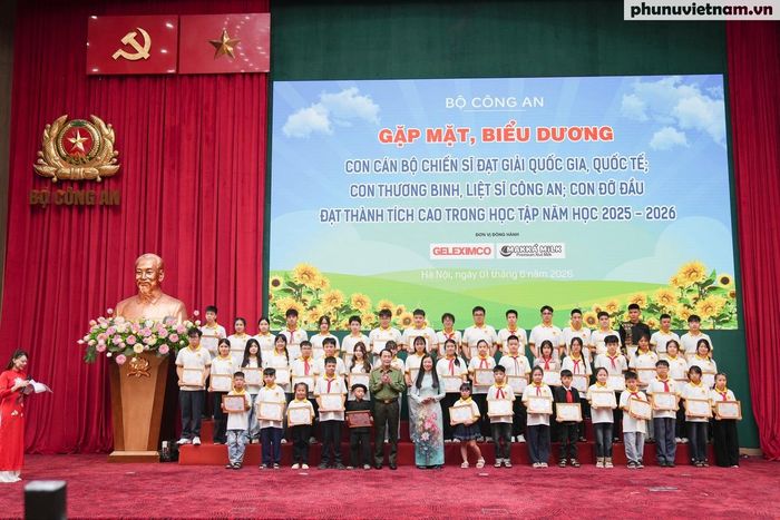 Tại buổi lễ, Thượng tướng, Thứ trưởng Bộ Công an Lê Quốc Hùng và bà Nguyễn Thị Thu Hiền, Phó Chủ tịch Hội LHPN Việt Nam đã trao tặng những phần quà ý nghĩa cho các cháu thiếu nhi. Sự động viên kịp thời này thể hiện tình cảm, trách nhiệm sâu sắc của các cấp lãnh đạo dành cho thế hệ mầm non tương lai.