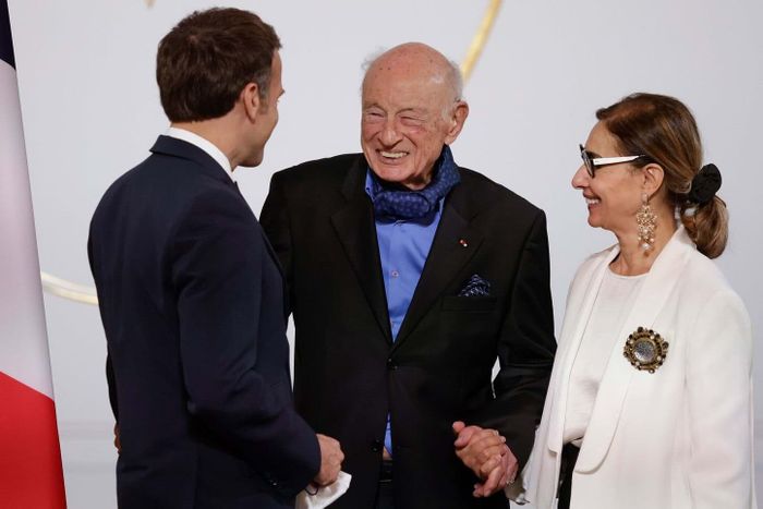 Ông Morin và vợ Sabah Abouessalam, cùng Tổng thống Pháp Emmanuel Macron trong lễ kỷ niệm sinh nhật lần thứ 100 của ông vào năm 2021. Ảnh: The New York Times