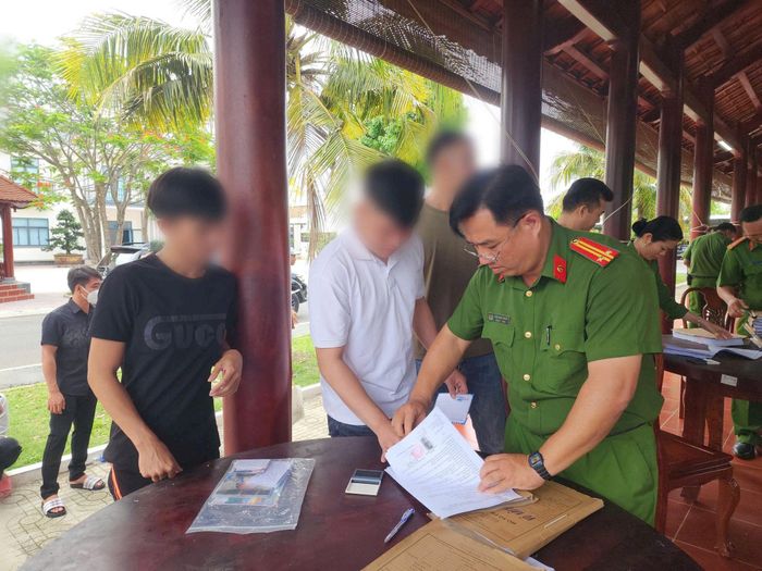 Các phạm nhân đang làm thủ tục ở trại giam để trở về với gia đình.