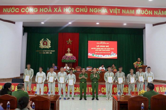 Các phạm nhân nhận quyết định đặc xá.