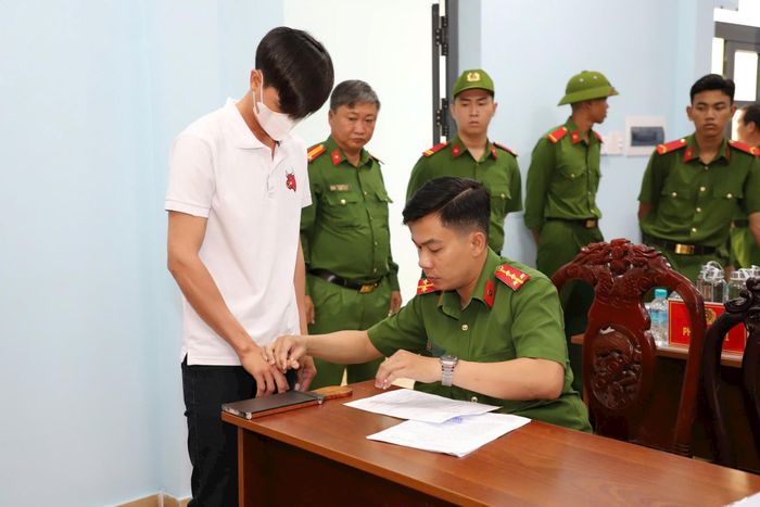 Các phạm nhân đang làm thủ tục ở trại giam để trở về với gia đình.