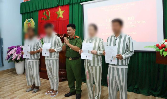 Các phạm nhân nhận quyết định đặc xá.