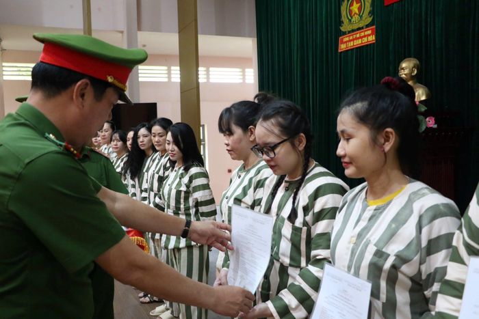 Các phạm nhân nhận quyết định đặc xá.