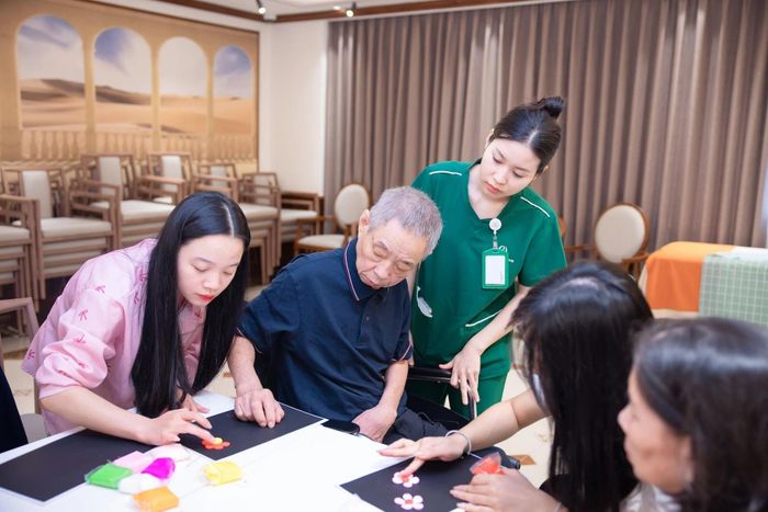Xã hội già hóa đang mở ra 'chương mới' cho kinh tế dịch vụ. Ảnh: Phương Đông Asahi