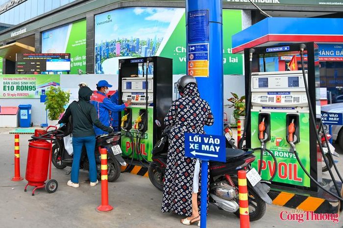Tại cửa hàng xăng dầu Nghĩa Đô của PV Oil trên đường Hoàng Quốc Việt, các trụ bơm E10 hoạt động ổn định, thu hút sự quan tâm của nhiều khách hàng. 