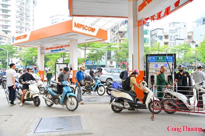 Ghi nhận trong ngày 1/6, hầu hết các cây xăng trên địa bàn Hà Nội đã chuyển sang bán xăng E5, E10.
