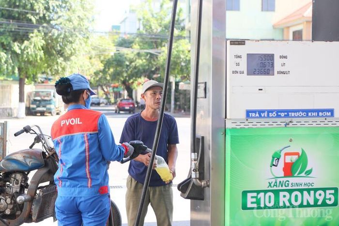 Giám đốc Sở Công Thương Quảng Ngãi cho biết, sẽ tăng cường tuyên truyền về lợi ích của xăng E10, đẩy mạnh kiểm tra, giám sát hoạt động phối trộn, phân phối và kinh doanh xăng dầu tại các cửa hàng, đơn vị phân phối nhằm bảo vệ quyền lợi người tiêu dùng. Ảnh: Nguyễn Dương