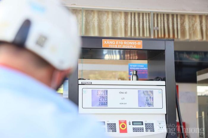 Do triển khai sớm, người dân cũng đã quen với xăng sinh học E10. Ảnh: Nguyễn Dương