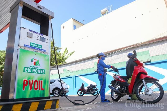 Từ cuối tháng 4/2026, các doanh nghiệp kinh doanh xăng dầu trên địa bàn tỉnh Quảng Ngãi đã tiến hành bán xăng E10 giúp cho người dân quen dần với loại nhiên liệu này. Ảnh: Nguyễn Dương