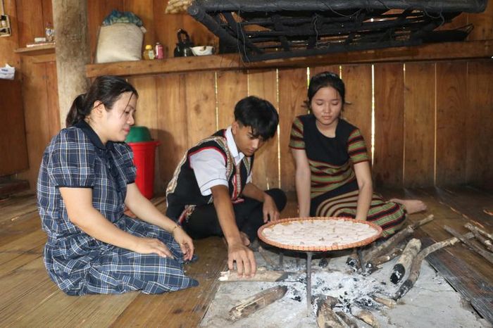Phát triển ý tưởng từ các loại bánh, cơm lúa rẫy trong các lễ hội truyền thống, hai em học sinh Ca Dong đã phát triển thành các sản phẩm được người tiêu dùng quan tâm. Ảnh: Ngọc Toàn