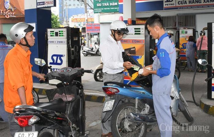 Các cửa hàng xăng dầu đồng loạt niêm yết và cung cấp xăng E10, đáp ứng lộ trình phát triển nhiên liệu sinh học của Việt Nam. Ảnh: Thanh Minh.
