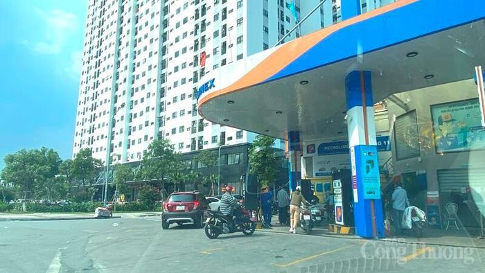 Nhiều ô tô, xe máy đổ xăng sinh học E10 trong ngày đầu chính thức triển khai tại Hải Phòng.