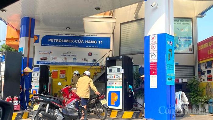 Hoạt động kinh doanh xăng tại các cửa hàng bán lẻ xăng dầu diễn ra thông suốt trong ngày đầu chính thức triển khai bán xăng sinh học E10.