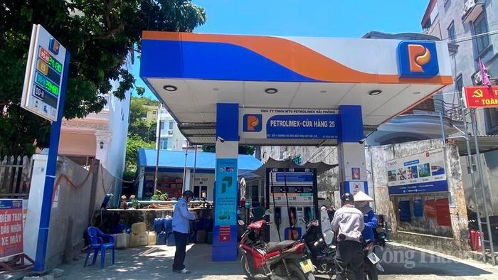 Khách hàng đến đổ xăng sinh học E10 tại Petrolimex - Cửa hàng 25, đặc khu Cát Hải, TP. Hải Phòng.
