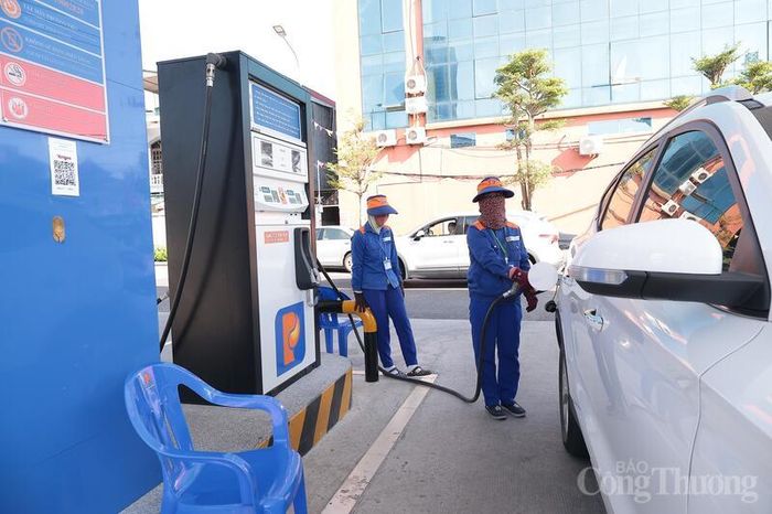 Các cửa hàng xăng dầu trên địa bàn Hà Tĩnh đồng loạt chuyển đổi từ xăng khoáng sang xăng E10. Ảnh: Trọng Tùng