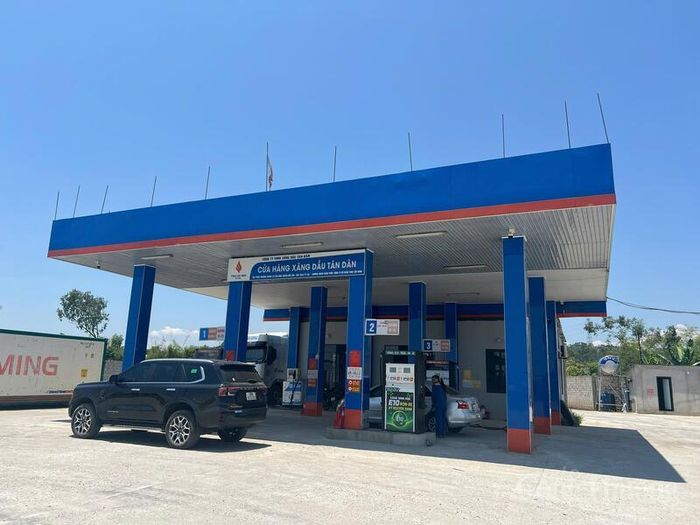 Trước đó, các doanh nghiệp đã tiến hành vệ sinh, sục rửa toàn bộ hệ thống bồn bể từ nhiều ngày trước để quy trình nhập hàng, lưu kho đạt chất lượng tốt nhất. Ảnh: Trọng Tùng