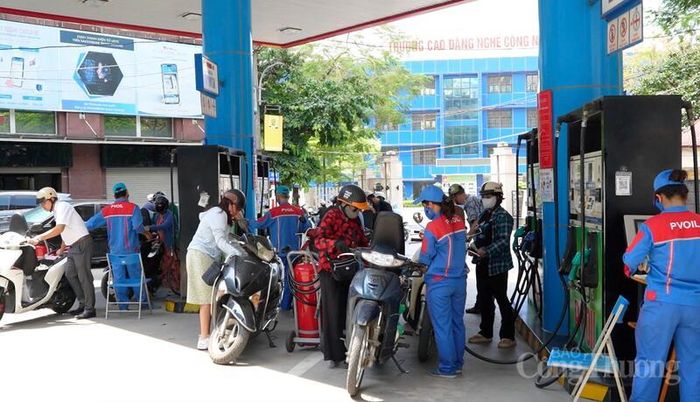 Ghi nhận trong ngày đầu mở bán xăng E10 cho thấy sự sẵn sàng của hạ tầng phân phối và sự đồng thuận cao của người dân trong việc sử dụng nhiên liệu thân thiện môi trường. Ảnh: Thái Mạnh