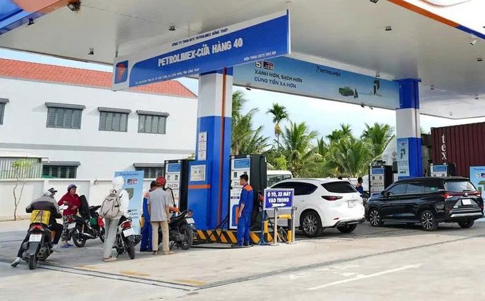 Hoạt động cung ứng nhiên liệu diễn ra nhịp nhàng tại một cửa hàng xăng dầu đạt chuẩn trên địa bàn tỉnh Đồng Tháp. Ảnh: Minh Anh.