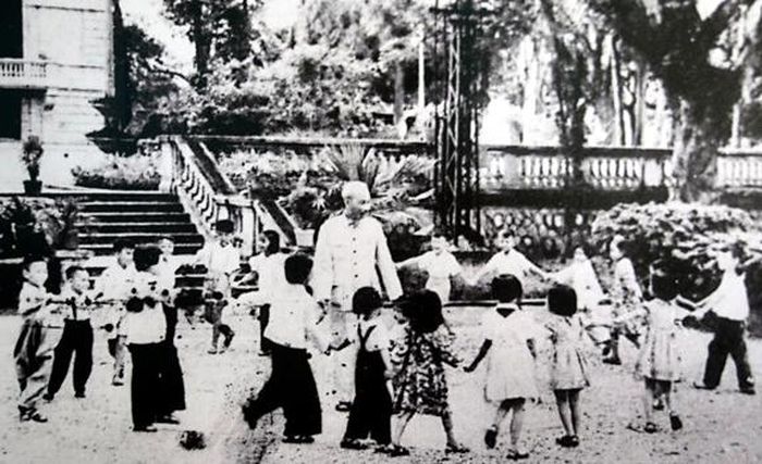 Chủ tịch Hồ Chí Minh vui cùng các cháu thiếu nhi (ảnh tư liệu)