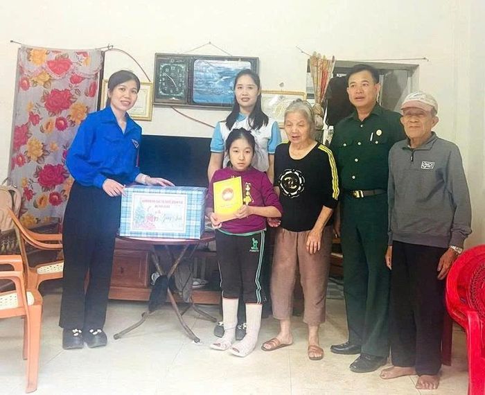 Đoàn xã Thọ Xuân trao tặng quà cho em Trần Bảo Linh, thôn Nam Hòa, xã Thọ Xuân.