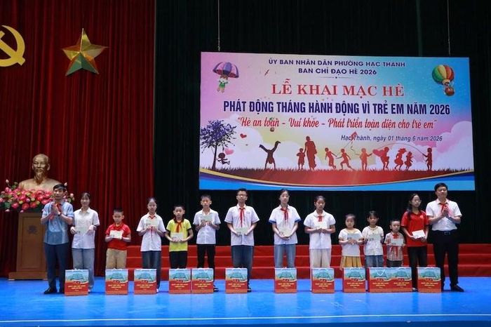 Phó Giám đốc Sở Văn hóa, Thể thao và Du lịch Nguyễn Duy Tự trao quà cho các học sinh có hoàn cảnh khó khăn.