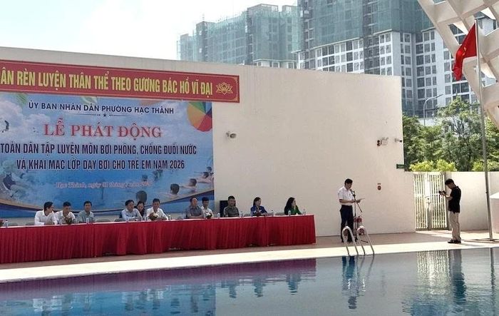 Các đại biểu tham dự lễ Phát động toàn dân tập luyện môn bơi phòng, chống đuối nước và khai mạc lớp dạy bơi cho trẻ em.