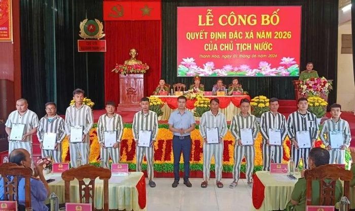 Lãnh đạo xã Xuân Bình trao Giấy chứng nhận đặc xá cho phạm nhân.