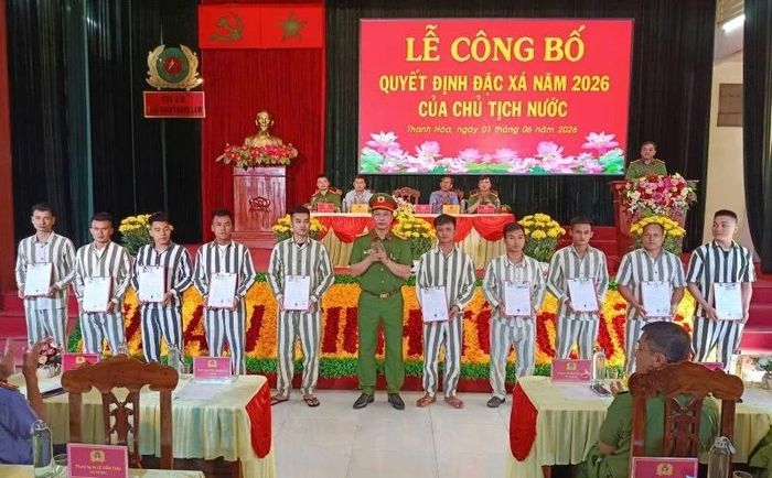 Lãnh đạo Trại giam Thanh Lâm trao Giấy chứng nhận đặc xá cho phạm nhân.