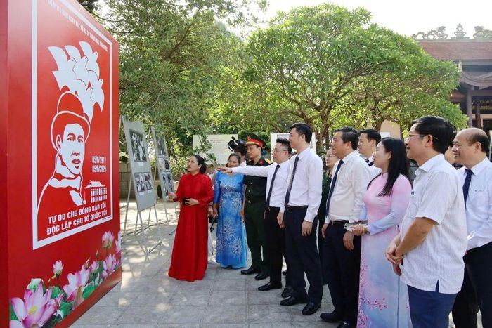 Các đồng chí lãnh đạo tham quan tranh cổ động.