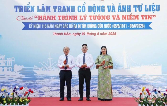 Đại diện cục Văn hóa cơ sở, Gia đình và Thư viện đã trao biểu trưng lưu niệm cho các đơn vị phối hợp tổ chức.
