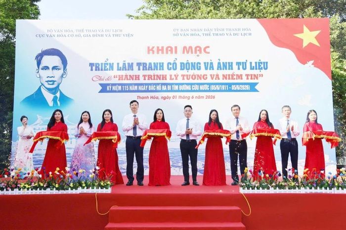 Các đồng chí lãnh đạo thực hiện nghi thức cắt băng khai mạc triển lãm.