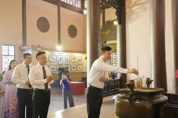 Các đồng chí lãnh đạo dâng hương tưởng nhớ Chủ tịch Hồ Chí Minh trước khi tham dự lễ khai mạc triển lãm.