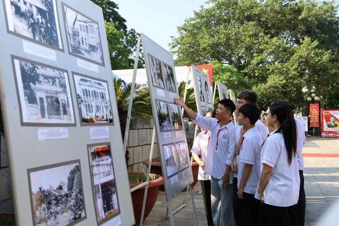 Các em học sinh tham quan triển lãm.