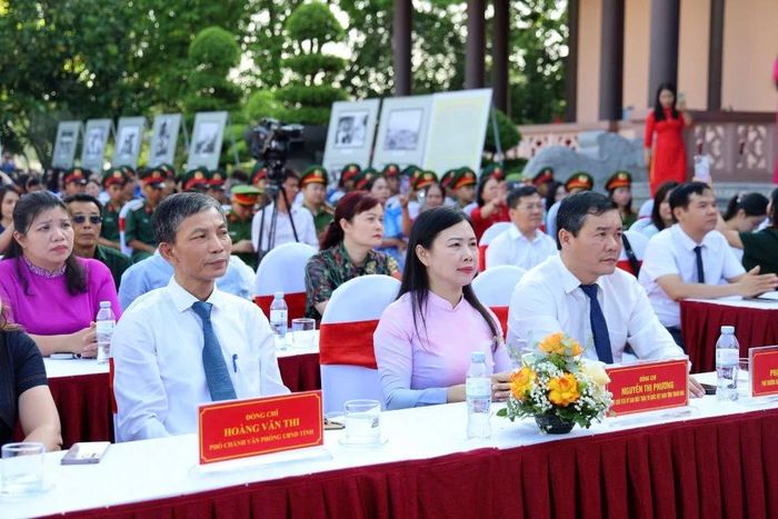 Các đại biểu dự khai mạc Triển lãm.