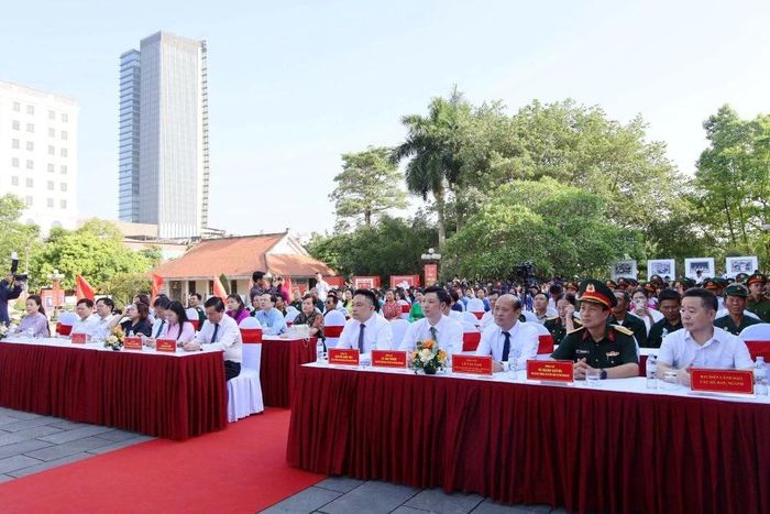 Các đại biểu dự khai mạc Triển lãm.