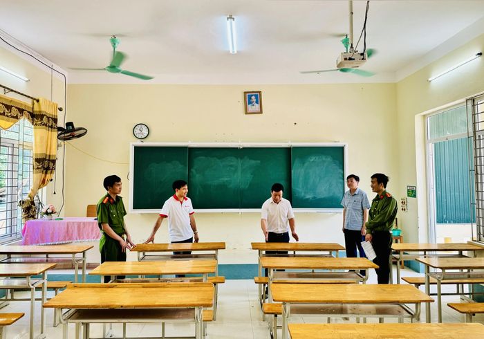 Ban Chỉ đạo kỳ thi tuyển sinh vào lớp 10 THPT năm học 2026-2027 xã Mường Lát kiểm tra cơ sở vật chất, phòng thi tại Trường THPT Mường Lát trước kỳ thi.