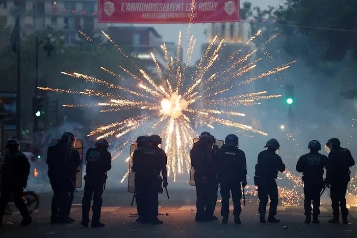 Các hoạt động ăn mừng đã biến thành hỗn loạn ở Paris. Ảnh: Reuters
