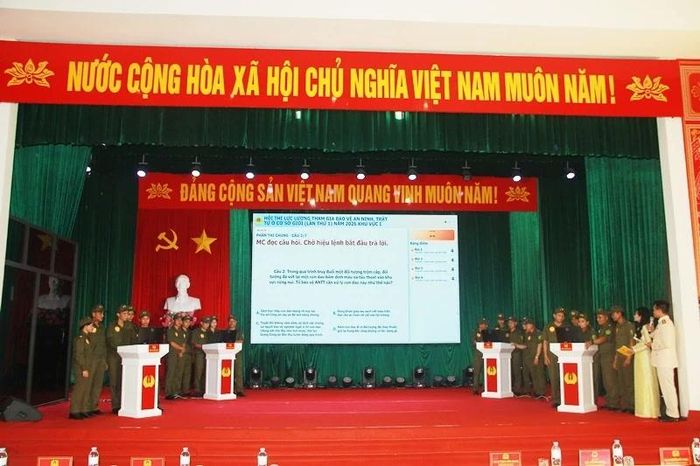Các đội thi thực hiện phần thi Kiến thức.