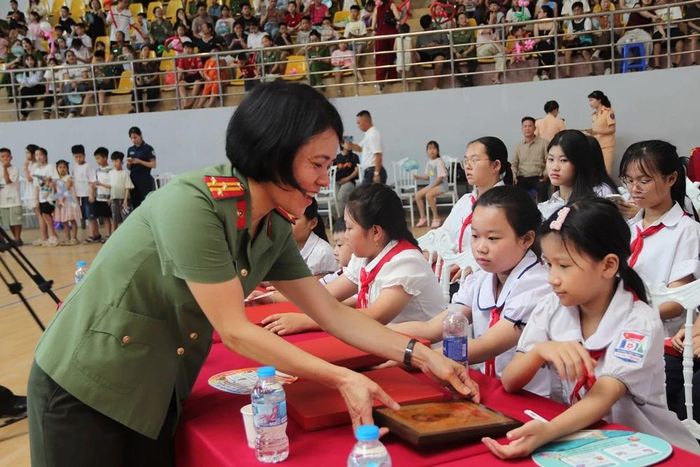 Thượng tá Hoàng Thị Chung, Trưởng Ban Phụ nữ Công an tỉnh chia sẻ niềm vui thành tích học tập cao của các con