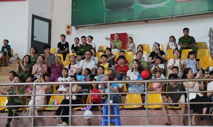 Đông đảo phụ huynh và các cháu học sinh đến xem