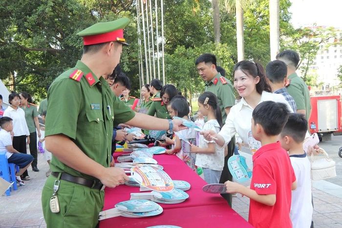 Ban tổ chức phát quạt in các nội dung truyền thông về phòng tránh tai nạn đuối nước, an toàn giao thông cho phụ huynh và học sinh