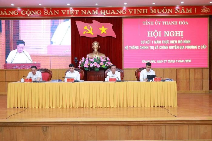 Bí thư Tỉnh ủy Lê Đức Thái và các đồng chí Phó Bí thư Tỉnh ủy chủ trì hội nghị.