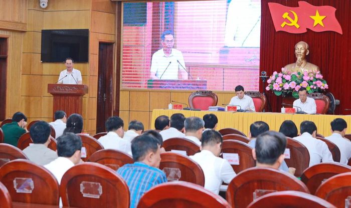 Đồng chí Phó Bí thư Tỉnh ủy Trịnh Tuấn Sinh trình bày Báo cáo sơ kết 1 năm vận hành bộ máy của hệ thống chính trị và chính quyền địa phương 2 cấp.