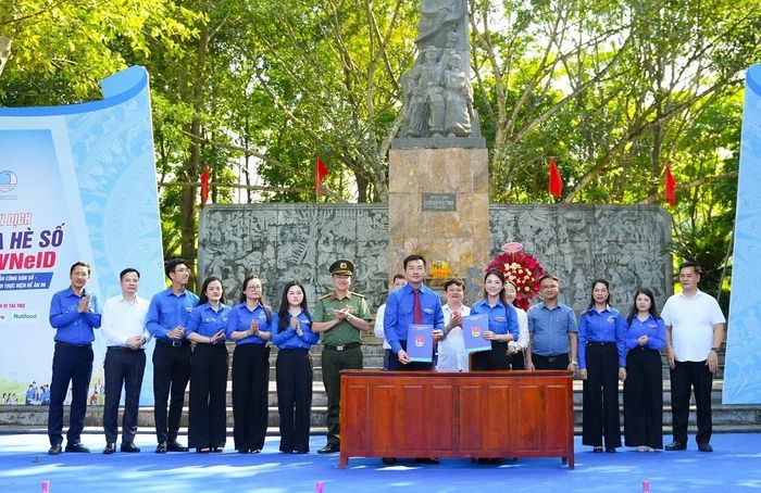 Các đại biểu ký kết kết nghĩa giữa Đoàn TNCS Hồ Chí Minh tỉnh Thanh Hóa và Đoàn TNCS Hồ Chí Minh MTTQ, các đoàn thể Trung ương.