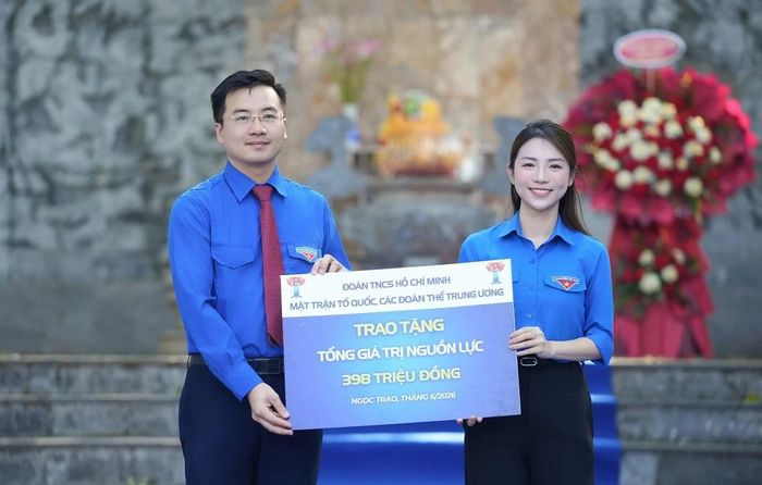Bí thư Đoàn TNCS Hồ Chí Minh MTTQ, các đoàn thể Trung ương Nguyễn Nhất Linh trao tặng biển hỗ trợ nguồn lực cho đoàn viên thanh niên trên địa bàn tỉnh Thanh Hóa trong Chiến dịch Thanh niên tình nguyện hè 2026.