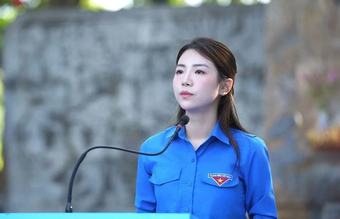 Bí thư Tỉnh đoàn Lê Ngọc Ánh phát biểu tại lễ ra quân.