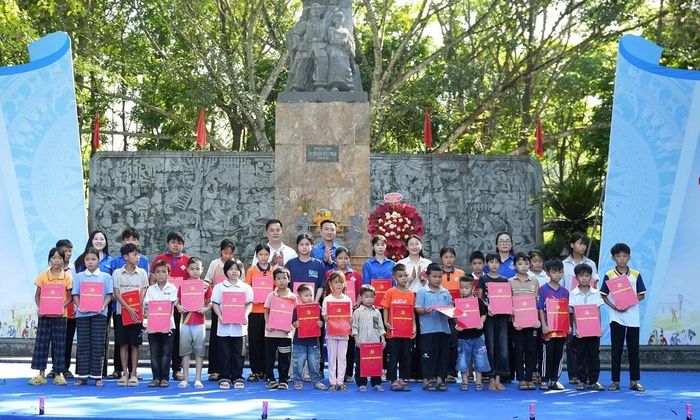 Đại diện Ban tổ chức trao tặng quà cho các em học sinh có hoàn cảnh khó khăn.